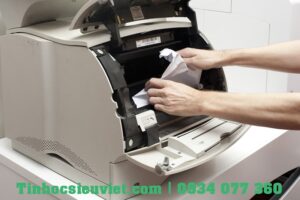 Máy in kẹt giấy do chất lượng giấy in sử dụng không phù hợp với dòng máy